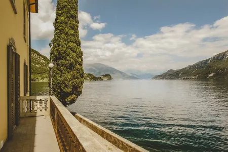 Magnificient Villa located right on the shores of Lake Como