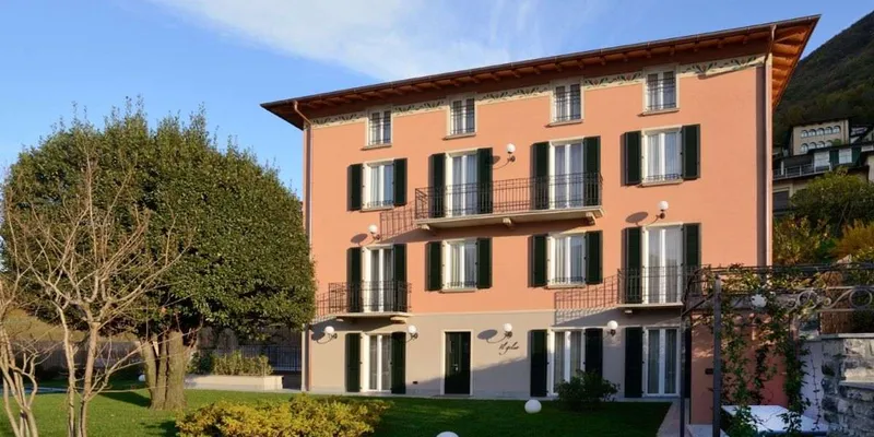250M2 FOUR BEDROOM VILLA OVERLOOKING LAKE COMO
