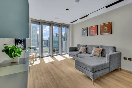Living room at Manhattan Loft Garden in Stratford by MySquare