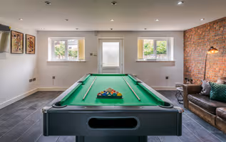 Spacious, Comfortable 5 bedroom, 3 bathroom house with pool table