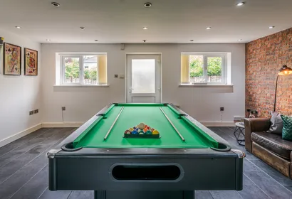 Spacious, Comfortable 5 bedroom, 3 bathroom house with pool table