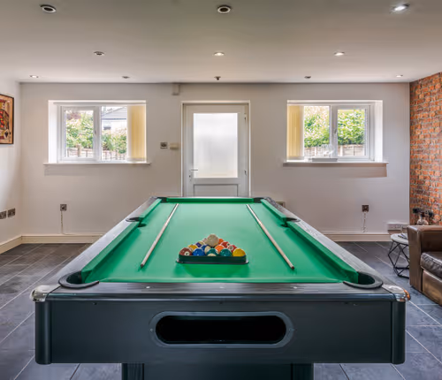 Spacious, Comfortable 5 bedroom, 3 bathroom house with pool table