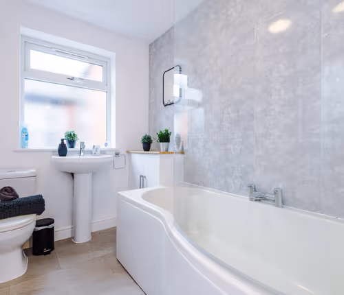 Modern apartment, ideal for business, sleeps 3!