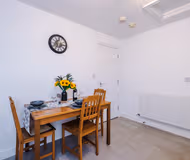 Modern apartment, ideal for business, sleeps 3!