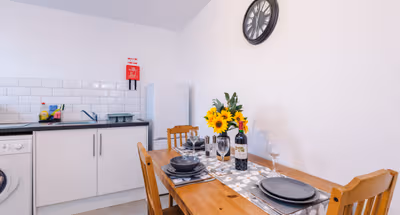 Modern apartment, ideal for business, sleeps 3!