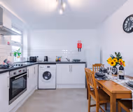 Modern apartment, ideal for business, sleeps 3!