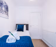 Modern apartment, ideal for business, sleeps 3!