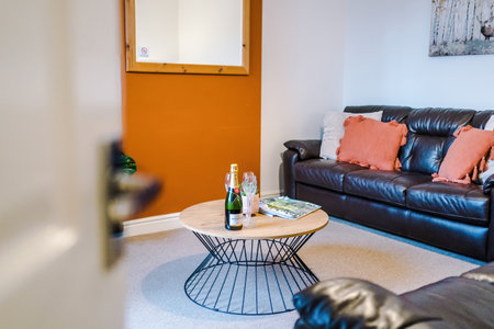 Modern apartment, ideal for business, sleeps 3!