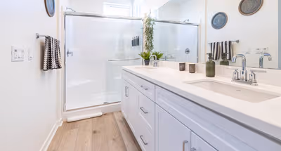 4/5 Bed 4 BA Perfect location in Ontario