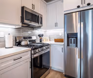 4/5 Bed 4 BA Perfect location in Ontario