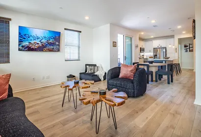 4/5 Bed 4 BA Perfect location in Ontario