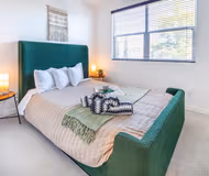 4/5 Bed 4 BA Perfect location in Ontario