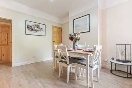 Stylish & Central 3 Bed House | Parking & Garden