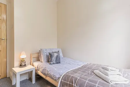 Stylish & Central 3 Bed House | Parking & Garden