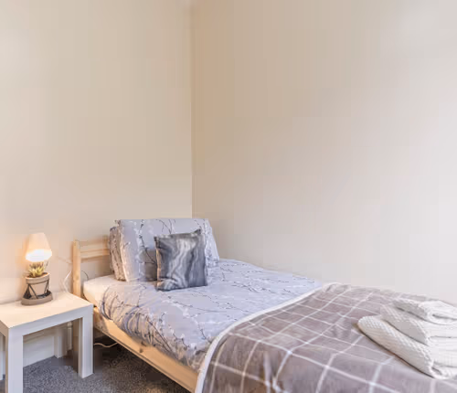 Stylish & Central 3 Bed House | Parking & Garden