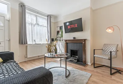 Stylish & Central 3 Bed House | Parking & Garden