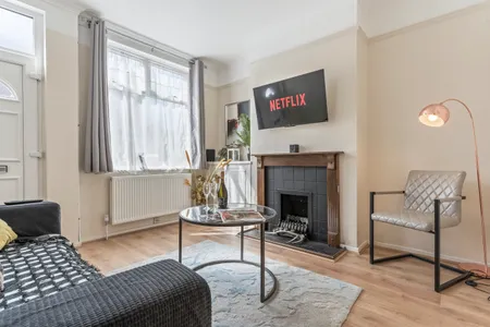 Stylish & Central 3 Bed House | Parking & Garden