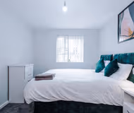 Stunning 4 Bed, Sleeps 7, Free Parking, Balcony