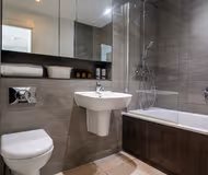 Modern City Centre Apartment with Balcony Sleeps 3