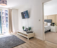 Modern City Centre Apartment with Balcony Sleeps 3