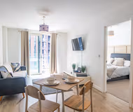 Modern City Centre Apartment with Balcony Sleeps 3