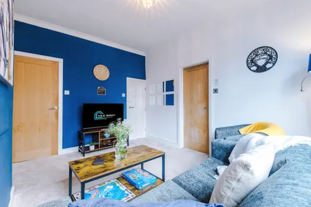 NEW! Sleeps 6, Stunning 3 Bed Home with Driveway