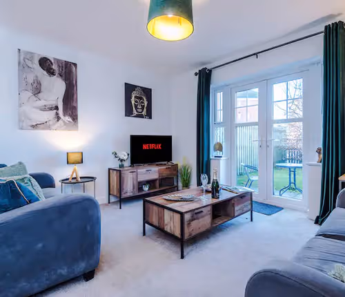 Modern 4-Bed Townhouse in Crewe | Ideal for Contractors | FREE Parking