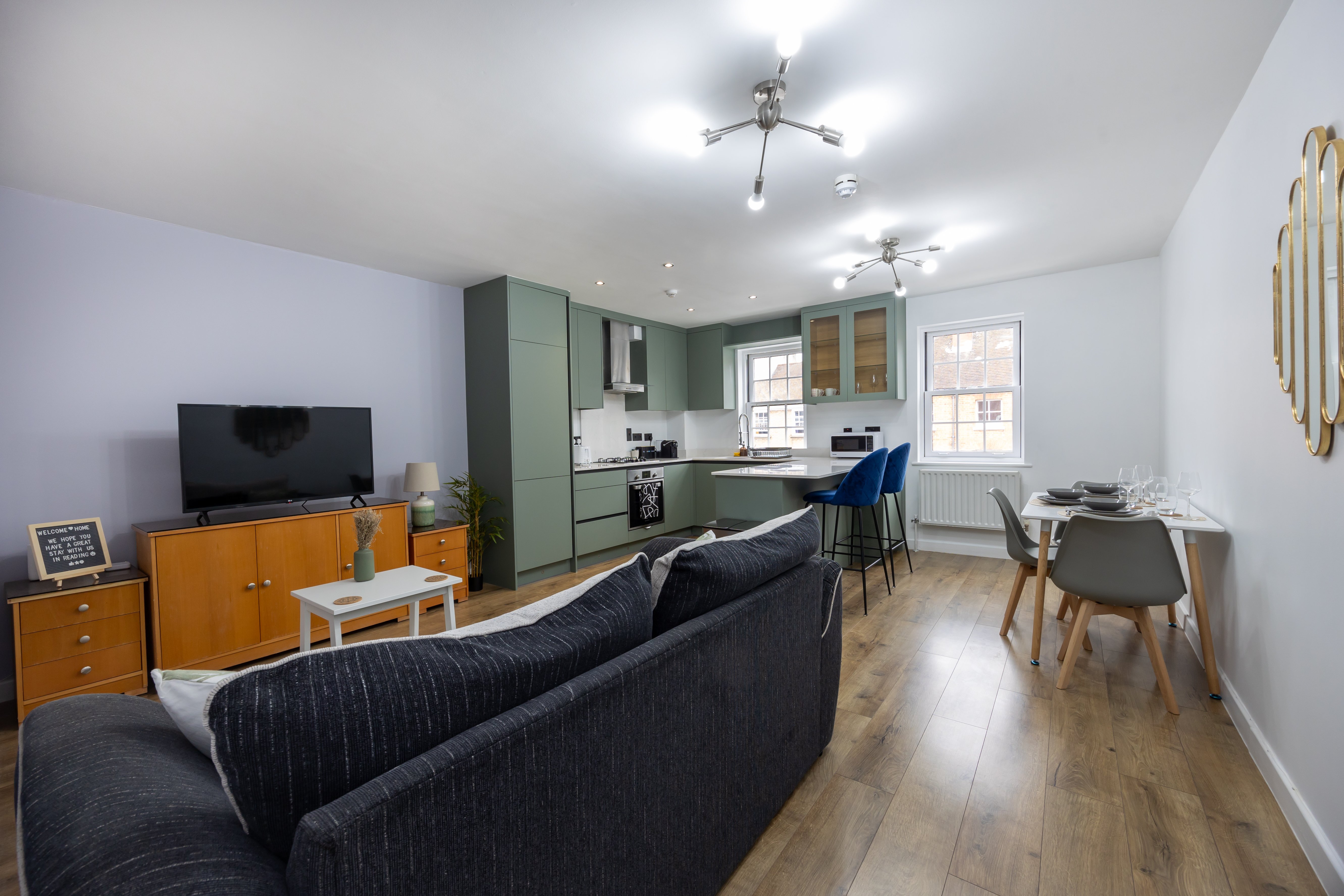 Deluxe 3BD w/Parking in City Centre