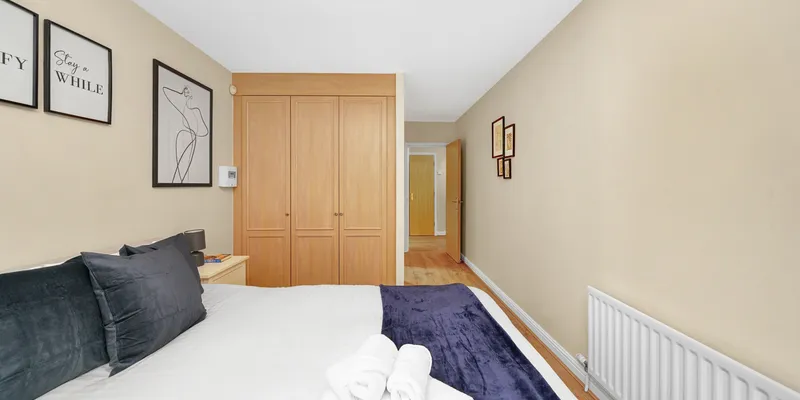 2 bedroom apartment along River Thames!