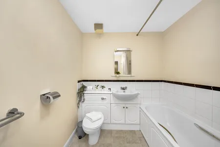 2 bedroom apartment along River Thames!