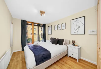 2 bedroom apartment along River Thames!