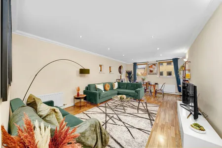 2 bedroom apartment along River Thames!