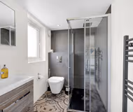 4-bed house with parking in Greenwich. Sleeps 10!
