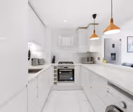 Canalside 3-bed flat in Limehouse with balcony!
