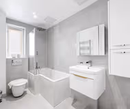 Canalside 3-bed flat in Limehouse with balcony!