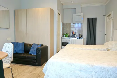 Avis Hotel