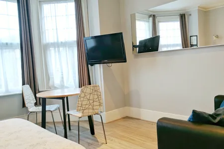 Avis Hotel
