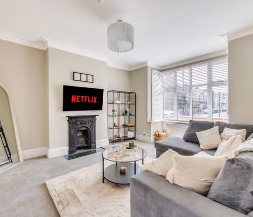 Beautiful 5 Bedroom House in W6 - 10 minute's to Central London by Yoko Property