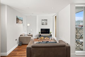 Cambridge Street Apartment with Balcony View in City Centre