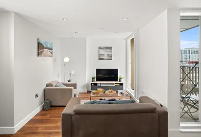 Cambridge Street Apartment with Balcony View in City Centre
