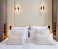 EXCEPTIONAL 130M² APARTMENT WITH SERVICES ON AVE DES CHAMPS-ÉLYSÉES