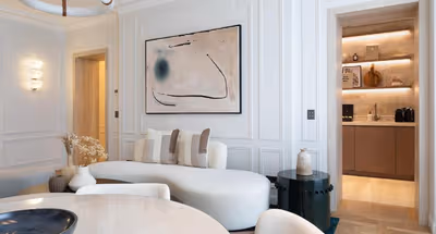 EXCEPTIONAL 130M² APARTMENT WITH SERVICES ON AVE DES CHAMPS-ÉLYSÉES