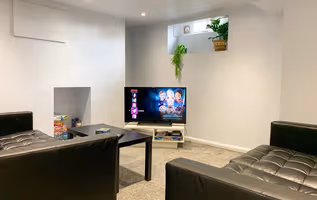 Cosy + Modern City Centre Oasis