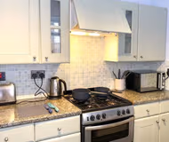 Cosy + Modern City Centre Oasis