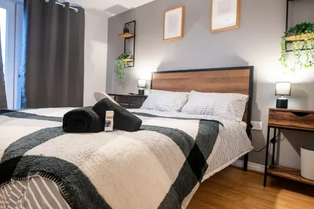 City Centre, Free Parking, Sleeps 6, Smart TVs