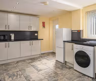 Spacious 4 Bed Home, Sleeps 10, Pool Table, Parking