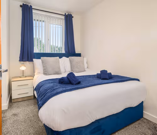 Spacious 4 Bed Home, Sleeps 10, Pool Table, Parking