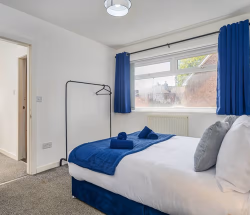 Spacious 4 Bed Home, Sleeps 10, Pool Table, Parking