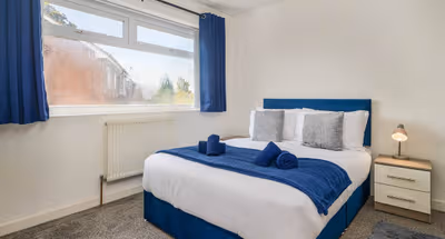 Spacious 4 Bed Home, Sleeps 10, Pool Table, Parking