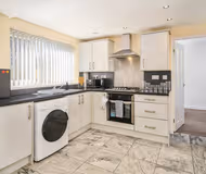 Spacious 4 Bed Home, Sleeps 10, Pool Table, Parking